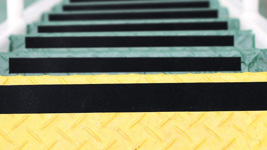 地面太油太滑怎么辦？防滑膠帶輕松來解決【昆山玉寰】