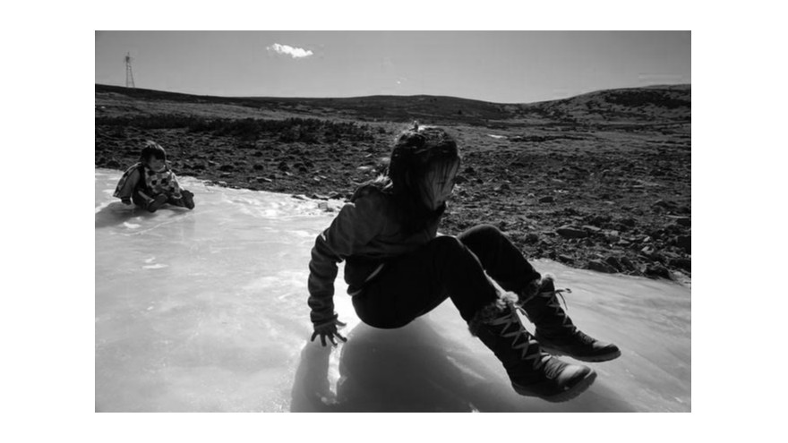 路面結(jié)冰走到哪里都滑倒-防滑膠帶來(lái)解救你【昆山玉寰】