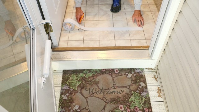 防滑膠帶，還可以用來(lái)貼在<i style='color:red'>浴室防滑</i>！