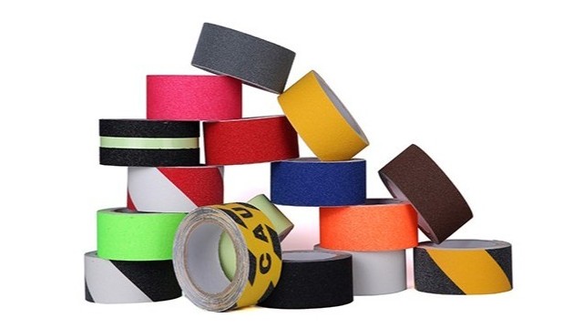 粘貼防滑膠帶：遠離<i style='color:red'>滑倒</i>風險，提升居家安全守護